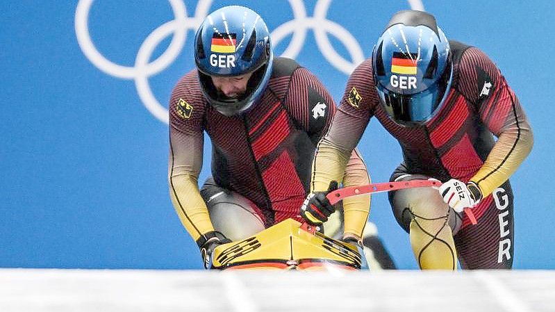 Nach dem 3. Lauf im Zweierbob-Wettkampf führt Francesco Friedrich (r) mit seinem Anschieber Thorsten Margis. Foto: Robert Michael/dpa-Zentralbild/dpa