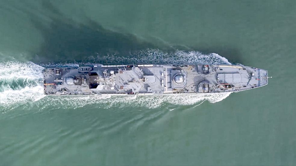 Auf diesem vom Pressedienst des russischen Verteidigungsministeriums veröffentlichten Foto läuft das amphibische Angriffsschiff „Kaliningrad“ der russischen Marine in den Hafen von Sewastopol auf der Krim ein. Foto: dpa