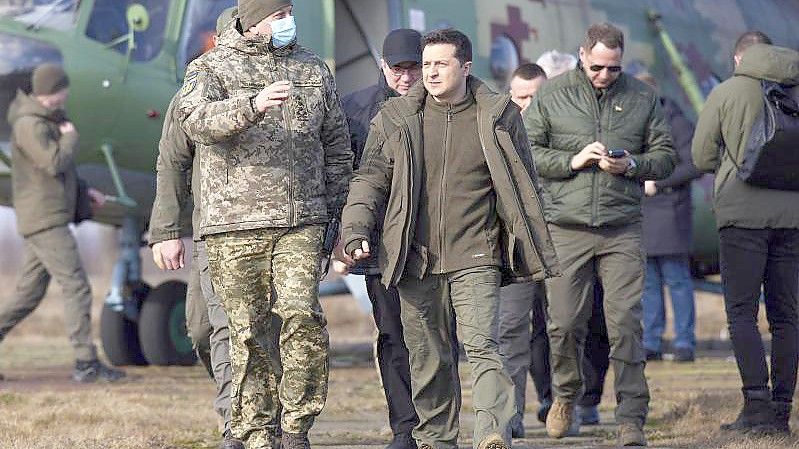 Dieses vom Pressebüro des ukrainischen Präsidenten zur Verfügung gestellte Foto zeigt Wolodymyr Selenskyj (M) bei einer Militärübung. Foto: Uncredited/Ukrainian Presidential Press Off/AP/dpa