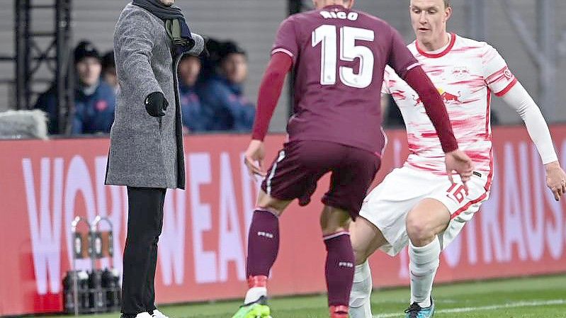 Leipzigs Trainer Domenico Tedesco kam mit seinem Team nicht über ein 2:2 gegen San Sebastian hinaus. Foto: Sebastian Kahnert/dpa-Zentralbild/dpa