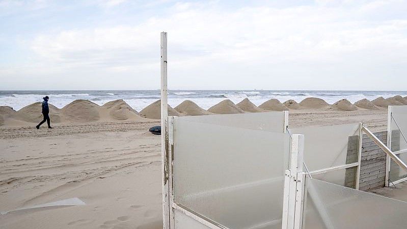 Sandhaufen sollen den Strand von Scheveningen in den Niederlanden vor Hochwasser zu schützen. Foto: Bart Maat/ANP/dpa