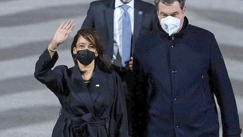 Markus Söder begrüßt US-Vizepräsidentin Kamala Harris nach der Landung auf dem Münchner Flughafen. Foto: Sven Hoppe/dpa