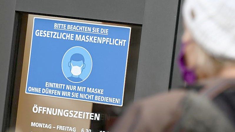 Die Maskenpflicht könnte als sogenannte „Basisschutzmaßnahme“ an einigen Orten bleiben. Foto: Arne Dedert/dpa