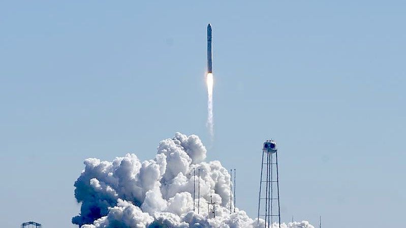 Die Antares-Rakete von Northrop Grumman hebt von der Startrampe des NASA-Weltraumbahnhofs auf Wallops Island ab. Foto: Steve Helber/AP/dpa