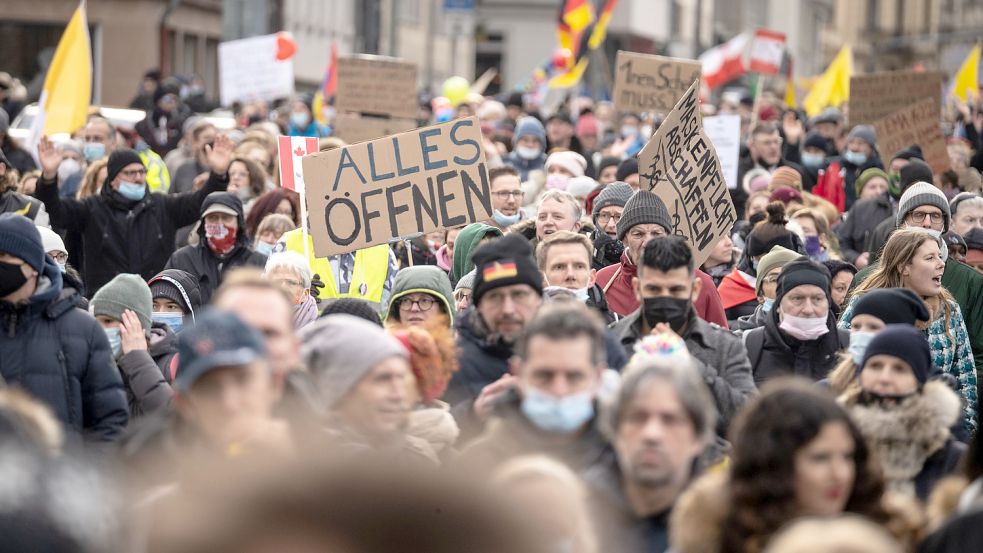 Proteste gegen die Corona-Politik gehören zur Demokratie. Doch es werden immer häufiger Politiker bedroht. Foto: dpa/Frank Rumpenhorst