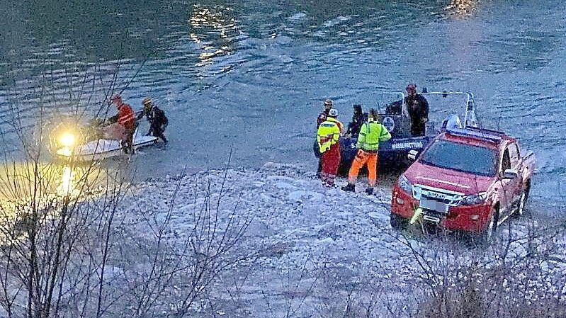 Beim Sturz eines Autos in die Salzach in Österreich sind drei Menschen ums Leben gekommen. Foto: Fmt-Pictures/APA/dpa