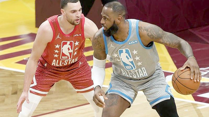 NBA-Superstar LeBron James (r) beim All Star Game. Foto: Ron Schwane/AP/dpa