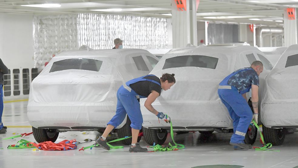 Für den Emder Hafen zentral: die Verladung von Fahrzeugen des Volkswagen-Konzerns. Foto: Ortgies/Archiv