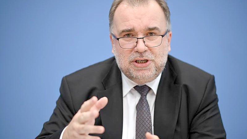 BDI-Präsident Siegfried Russwurm warnt wegen drastisch steigender Kosten für Strom und Gas vor einer Abwanderung mittelständischer Unternehmen. Foto: Britta Pedersen/dpa-Zentralbild/dpa