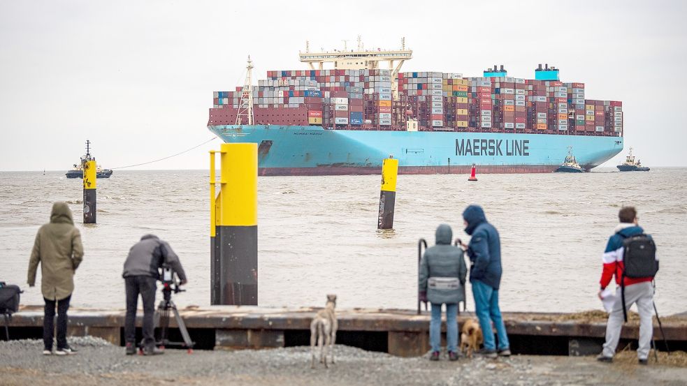 Die „Mumbai Maersk“ hat am Freitagnachmittag Bremerhaven erreicht. Foto: Schuldt/DPA