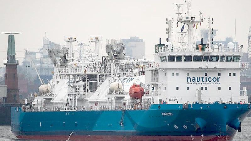 Das LNG-Bunker-Schiff „Kairos“ läuft den Hafen von Hamburg an (Archiv). An mehreren Standorten in Norddeutschland laufen derzeit Planungen für das erste deutsche Importterminal für Flüssigerdgas (LNG). Foto: Christian Charisius/dpa