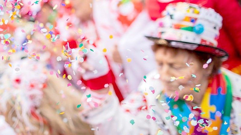 Unter normalen Bedingungen hätte die Wirtschaft durch den Karneval nach Schätzungen mit Getränken, Hotelübernachtungen und Kostümen rund 1,79 Milliarden Euro eingenommen. Foto: Rolf Vennenbernd/dpa