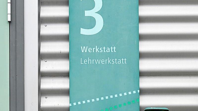 Die Corona-Pandemie hat laut IAB dazu geführt, dass ingesamt weniger Jugendliche ausgebildet worden sind (Symbolbild). Foto: Jens Kalaene/dpa-Zentralbild/ZB