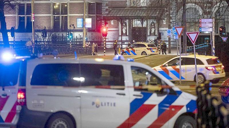 Polizeifahrzeuge im Zentrum von Amsterdam. Foto: Evert Elzinga/ANP/dpa