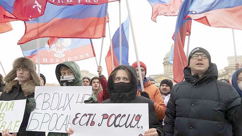 Pro-Kreml-Aktivisten und Studenten demonstrieren auf dem Palastplatz in St. Petersburg. Foto: Ivan Petrov/AP/dpa