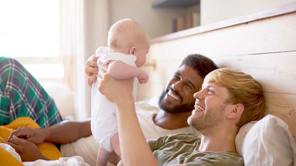 Eine Familie mit zwei „Papas“ (Symbolbild). Foto: imago images/Shotshop