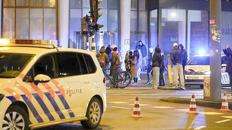 Der Polizei gelang es, den Geiselnehmer zu überwältigen. Foto: Peter Dejong/AP/dpa