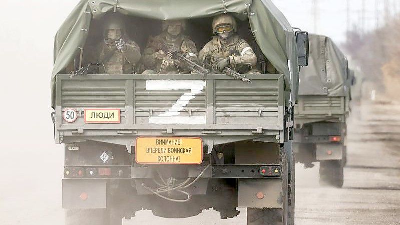 Außerhalb von Mariupol hat der russische Beschuss auf Militäreinrichtungen begonnen. Foto: Evgeniy Maloletka/AP/dpa
