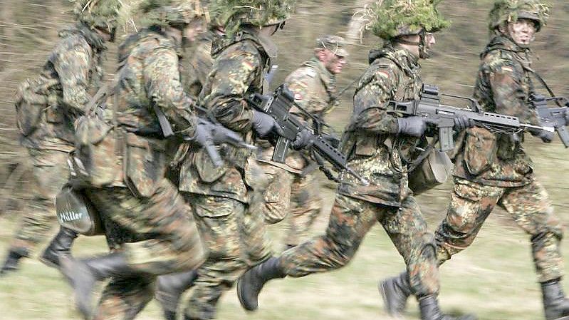 Eine Übung im Rahmen der Bundeswehr-Grundausbildung. Foto: Frank May/dpa/Archivbild