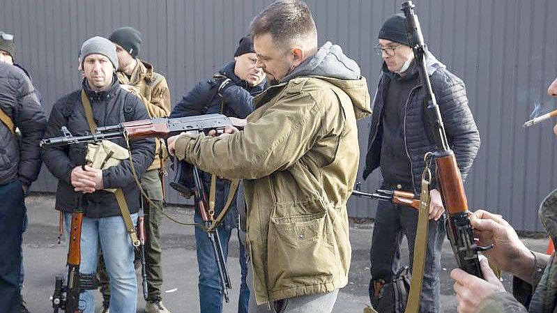 Zivilisten der territorialen Verteidigungseinheit in Kiew rüsten ihre Waffen. Foto: Mikhail Palinchak/AP/dpa