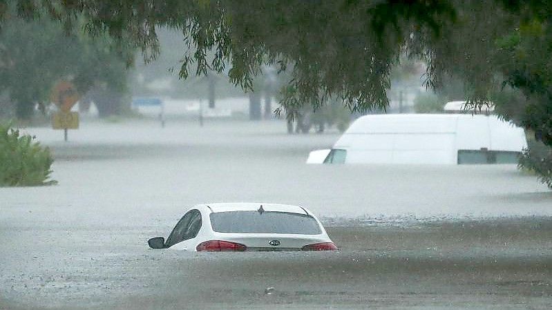 Seit Tagen anhaltende Regenfälle haben die Pegelstände vielerorts im Nordosten Australiens weiter in die Höhe getrieben. Foto: Jason O’brien/AAP/dpa