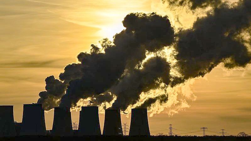 Wasserdampf steigt vor Sonnenuntergang aus den Kühltürmen des Braunkohlekraftwerks Jänschwalde der Lausitz Energie Bergbau AG (LEAG). Foto: Patrick Pleul/dpa-Zentralbild/dpa