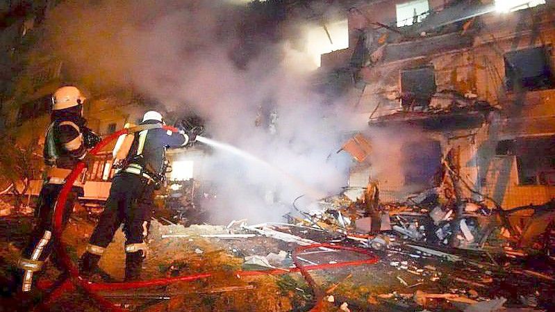 Feuerwehrleute löschen die Schäden an einem Gebäude nach einem Raketenangriff in Kiew. Foto: Ukrainian Police Department Press Service/AP/dpa