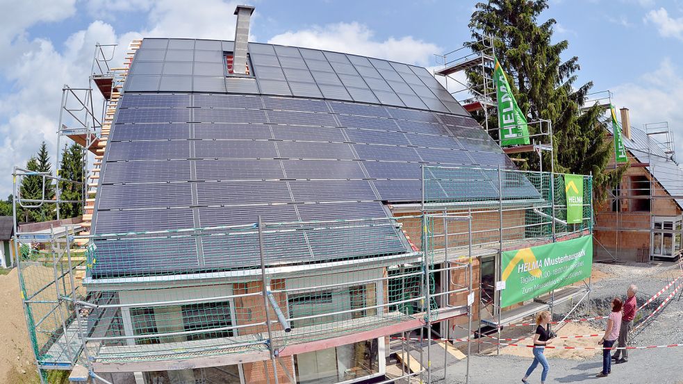 Solarmodule, wohin das Auge blickt: Bei diesem energieautarken Haus in Freiberg (Sachsen) wird die Sonnenenergie optimal genutzt. Foto: Schmidt/dpa