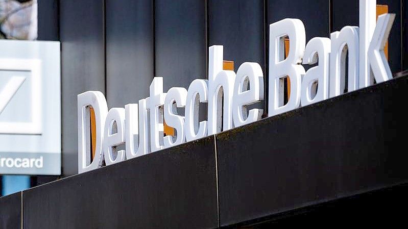 Das Logo der Deutschen Bank an einer Filiale. Foto: Hauke-Christian Dittrich/dpa