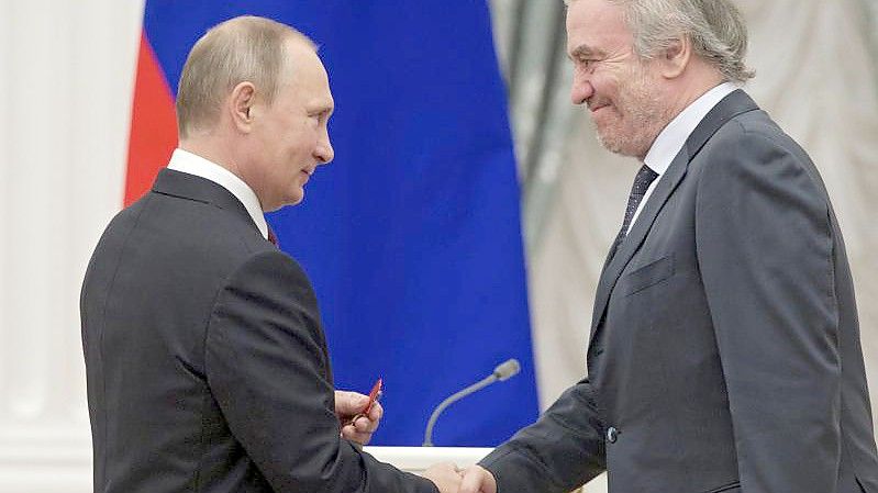 Der russische Präsident Wladimir Putin (l) zeichnete Waleri Gergijew 2016 mit dem Orden „Für Verdienste um das Vaterland“ im Kreml aus. Foto: Ivan Sekretarev/Pool/AP POOL/dpa