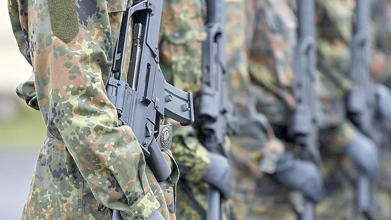 Soldaten vom Informationstechnikbataillon 381 der Kurmark-Kaserne tragen bei einem Apell Sturmgewehre vom Typ G36 von Heckler und Koch. Foto: Patrick Pleul/dpa-Zentralbild/dpa