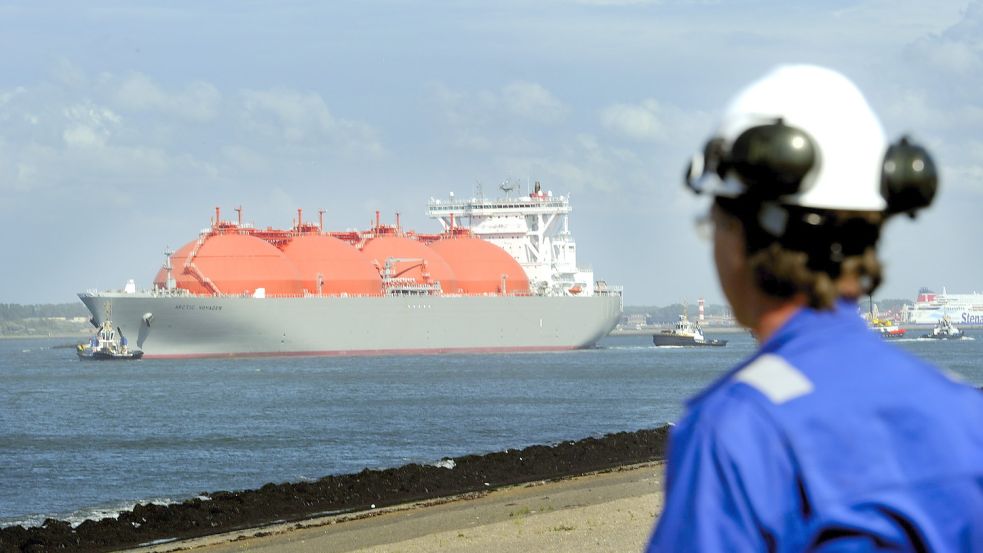 Ein Frachter für flüssiges Erdgas (LNG) liegt im Hafen von Rotterdam. Ob ein solches Modell auch nach Wilhelmshaven kommt, ist allerdings unklar. Foto: Lex Van Lieshout/ANP/dpa/Archiv