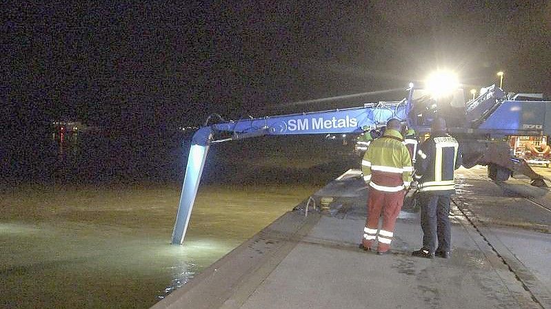 Einsatzkräfte der Feuerwehr, Wasserschutzpolizei und Polizei suchen im Rhein bei WEsel nach einem Fahrzeug. Foto: Erwin Pottgiesser/dpa