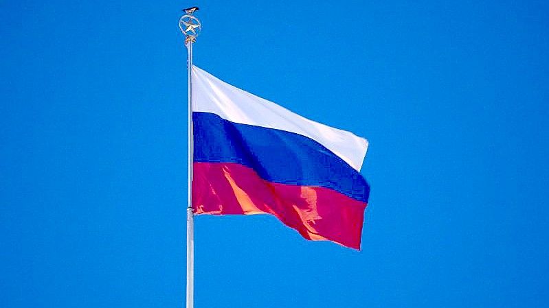 Die Flagge der Russischen Föderation. Foto: Christophe Gateau/dpa