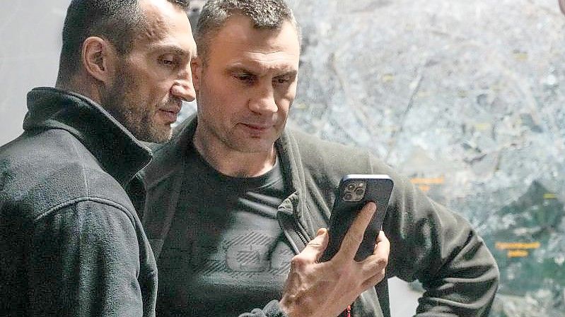 Vitali Klitschko (r), Bürgermeister von Kiew und ehemaliger Box-Profi, und sein Bruder Wladimir Klitschko, ebenfalls ehemaliger Box-Profi, wollen Kiew verteidigen. Foto: Efrem Lukatsky/AP/dpa