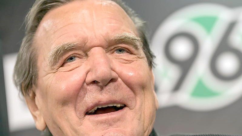 Ist Fan von Zweitligist Hannover 96: Gerhard Schröder. Foto: Peter Steffen/dpa