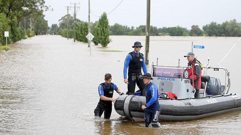 Polizisten In Australien patrouillieren im Hochwasser. Foto: Dan Himbrechts/AAP/dpa