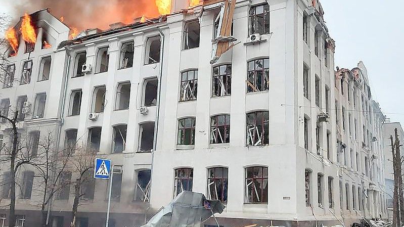 Dieses vom ukrainischen Katastrophenschutz veröffentlichte Foto zeigt einen Brand in einem Fakultätsgebäude der Universität Charkiw, der durch einen russischen Raketenangriff verursacht wurde. Foto: Emergency Service Of Ukraine/PA Media/dpa