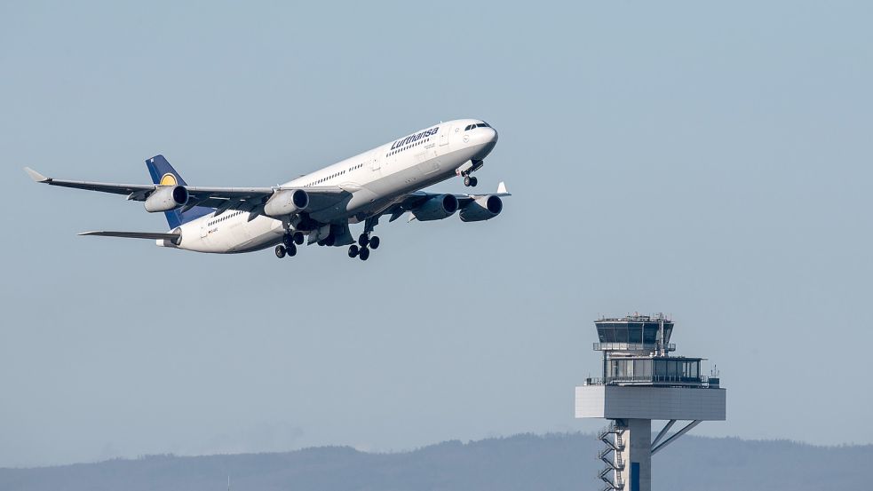 Die Lufthansa setzt Flugverbindungen nach Russland aus und meidet den russischen Luftraum. Foto: Boris Roessler/dpa