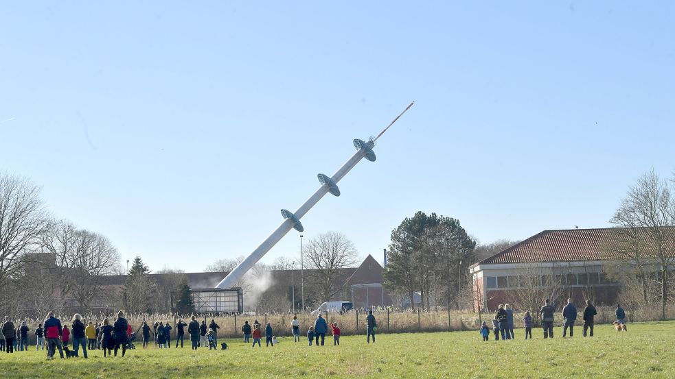 Pünktlich um 15 Uhr fällt der Funkturm auf der ehemaligen Blücherkaserne in Aurich zu Boden. Foto: Ortgies