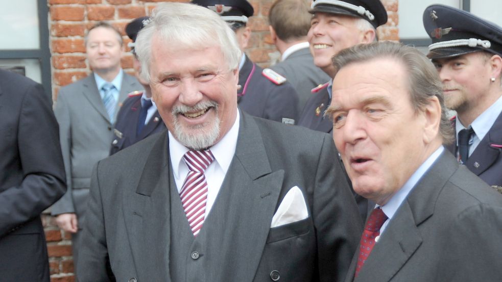 Ein Foto aus dem Jahr 2011: Altkanzler Gerhard Schröder war damals Gast auf der Verabschiedung von Emdens Oberbürgermeister Alwin Brinkmann. Archivfoto: Doden