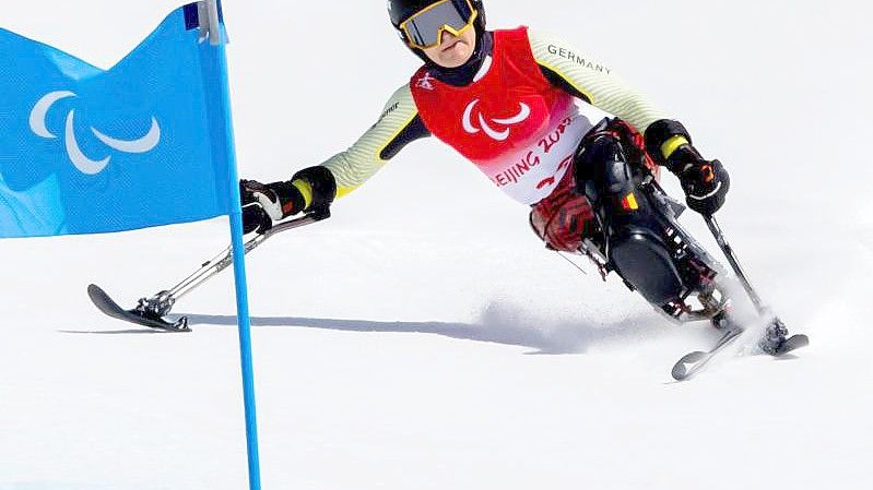 Monoskifahrerin Anna-Lena Forster ist Deutschlands Fahnenträgerin bei der Eröffnungsfeier der Paralympics in Peking. Foto: Christoph Soeder/dpa