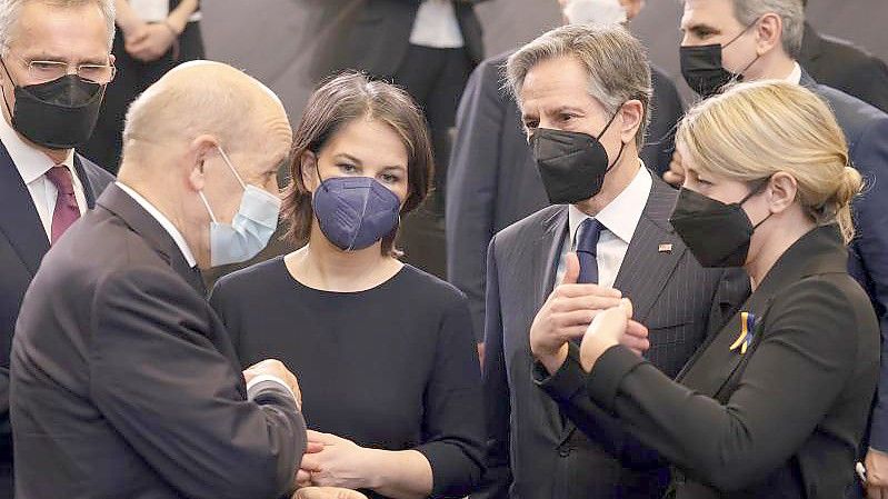 Nato-Generalsekretär Jens Stoltenberg zusammen mit den Außenministern Jean-Yves Le Drian, Annalena Baerbock, Antony Blinken und Melanie Joly im Nato-Hauptquartier in Brüssel. Foto: Olivier Matthys/AP/dpa