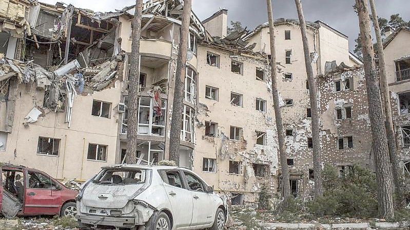 Ein Wohnhaus 26 Kilometer westlich von Kiew ist nach einem Beschuss völlig zerstört. Foto: Oleksandr Ratushniak/AP/dpa