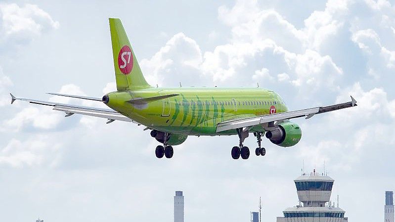 Ein Flugzeug der Fluggesellschaft Siberia Airlines S7 landet im Jahr 2019 in Tegel (Symbolbild). Foto: Soeren Stache/dpa