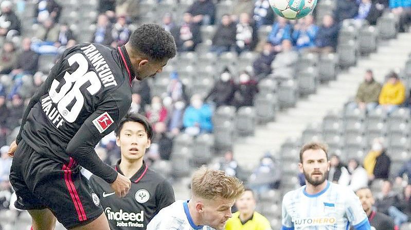 Der Frankfurter Ansgar Knauff (l) traf bei Hertha BSC zur Führung der Hessen. Foto: Soeren Stache/dpa-Zentralbild/dpa