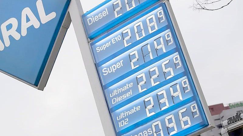 Preise für Kraftstoffe an einer Tankstelle in Berlin. Der russische Angriffskrieg in der Ukraine hatte zu neuen Turbulenzen auf den Ölmärkten geführt. Foto: Paul Zinken/dpa