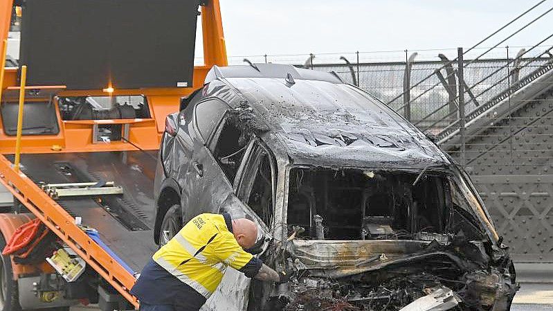 Nur noch ein Stück Wrack: Eines der Fahrzeuge ging nach dem Unfall sofort in Flammen auf. Foto: Steven Saphore/AAP/dpa