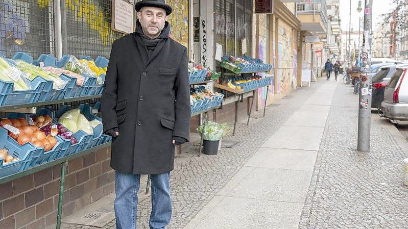 Mikhail Kaluzhskii, Journalist aus Russland, vor einem Gemüseladen in Berlin-Friedrichshain. Foto: Christophe Gateau/dpa