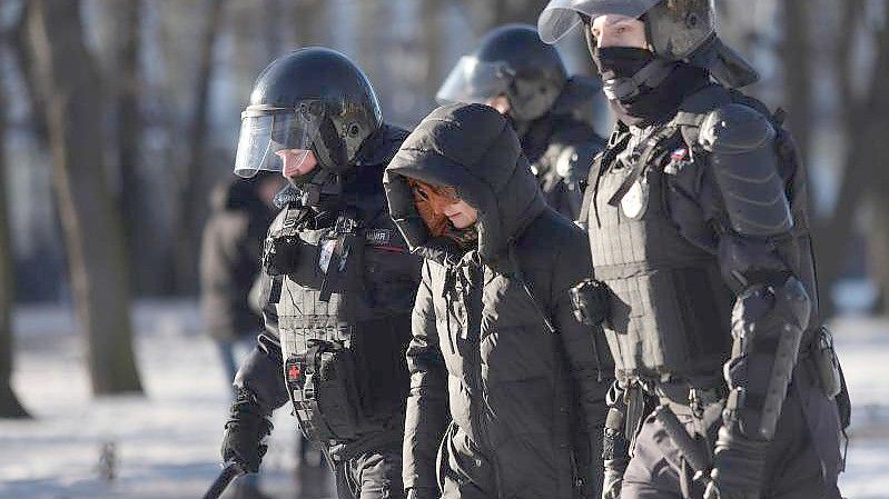 Polizeibeamte nehmen am Sonntag eine Demonstrantin in St. Petersburg fest. Foto: Stringer/SOPA Images via ZUMA Press Wire/dpa